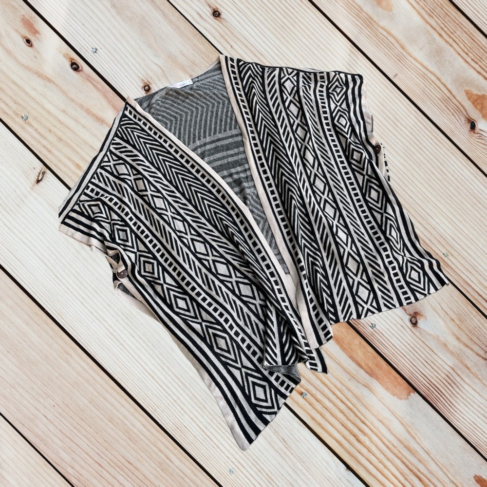 Love Tree S/M cream & black poncho sweater